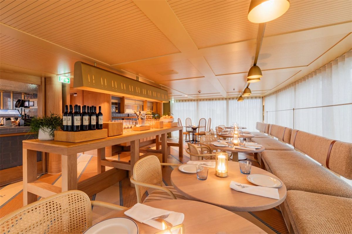 Grüner Bar & Dining on APT