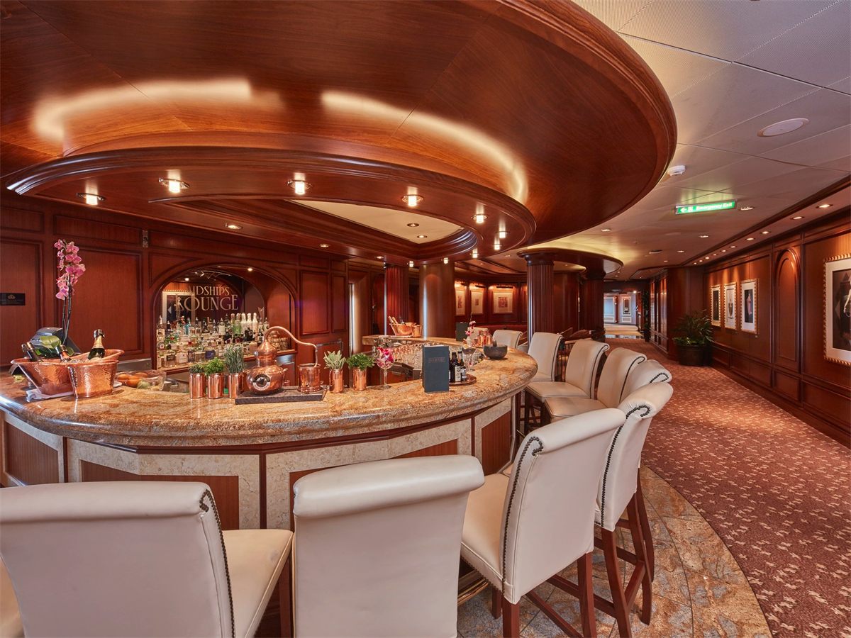 Midships Lounge on Cunard