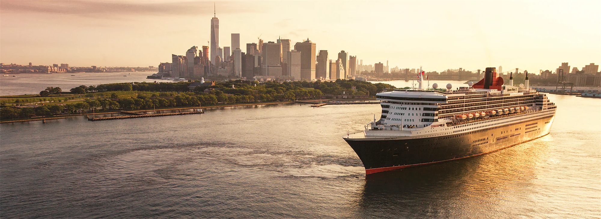 Queen Mary 2 and the Manhattan skyline