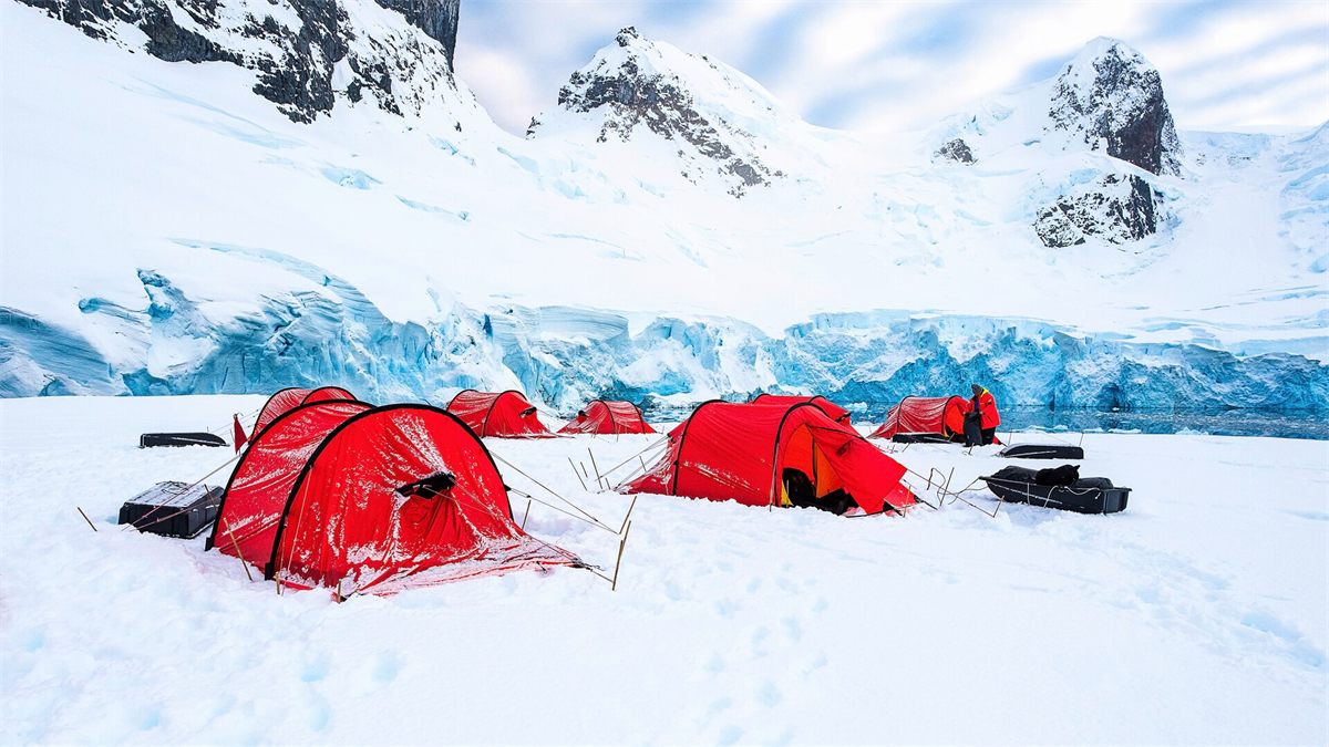Camping on the ice on HX Expeditions